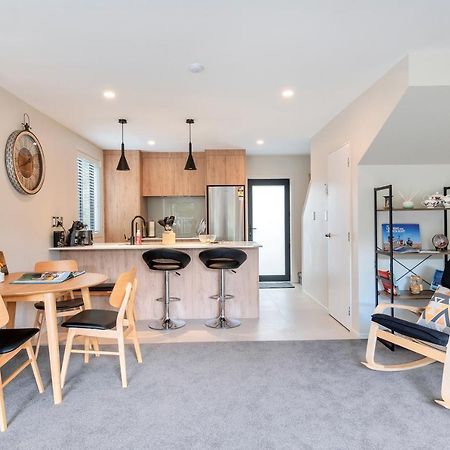 Greenwich Townhouse With Parking And Air-Con Auckland Esterno foto
