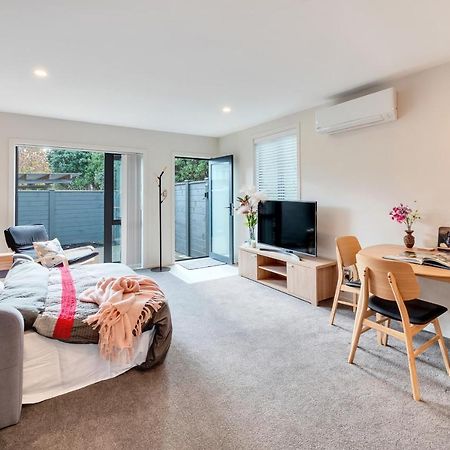 Greenwich Townhouse With Parking And Air-Con Auckland Esterno foto