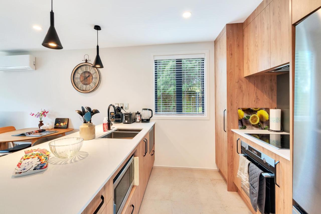 Greenwich Townhouse With Parking And Air-Con Auckland Esterno foto