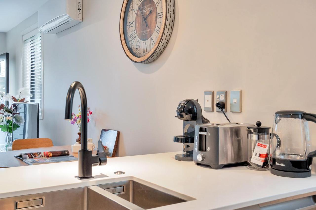 Greenwich Townhouse With Parking And Air-Con Auckland Esterno foto
