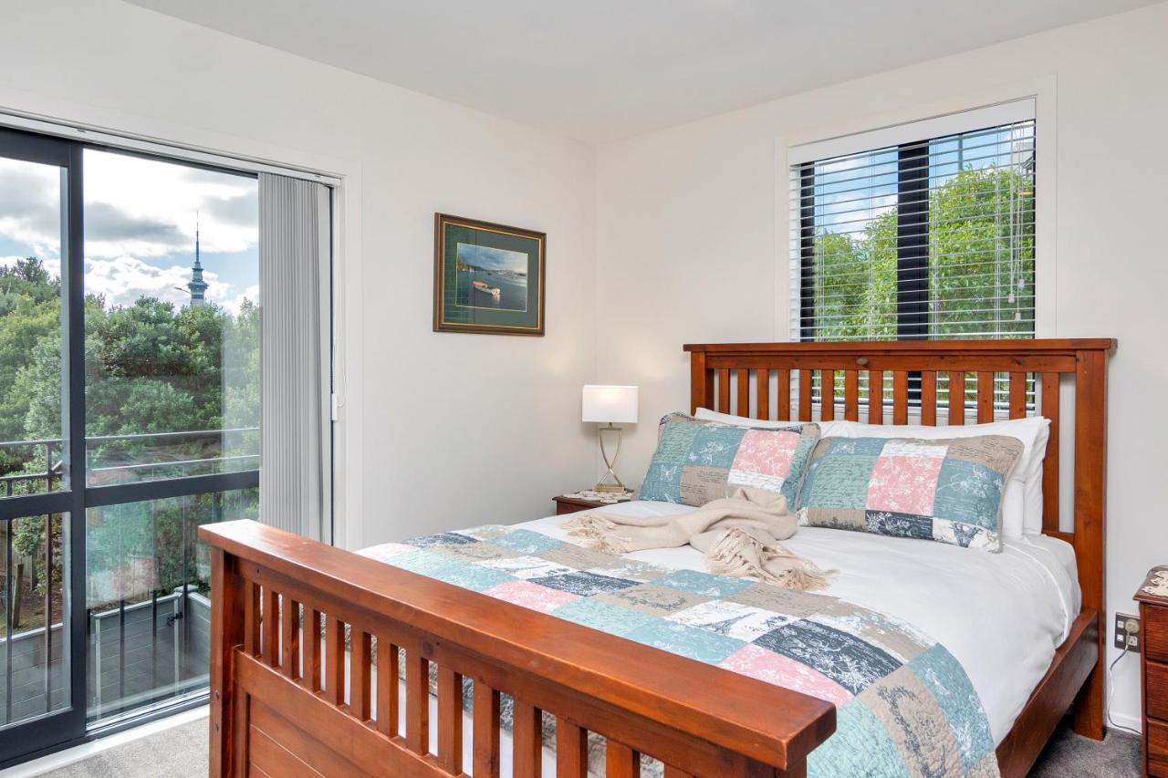 Greenwich Townhouse With Parking And Air-Con Auckland Esterno foto