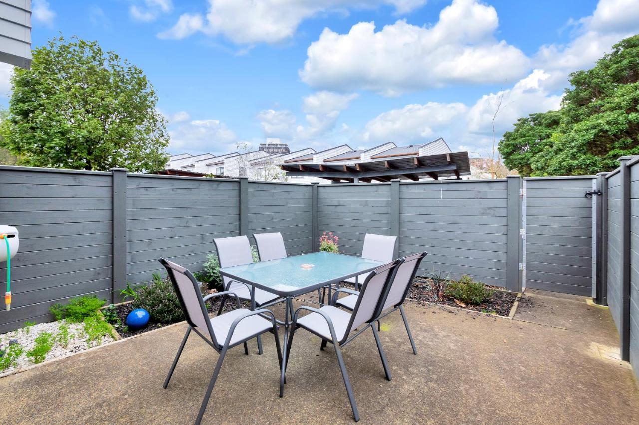 Greenwich Townhouse With Parking And Air-Con Auckland Esterno foto