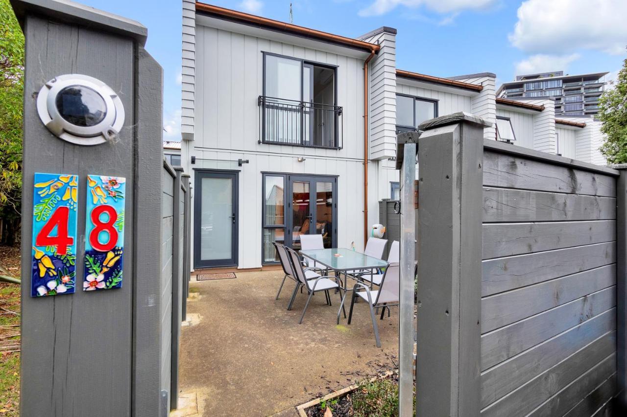 Greenwich Townhouse With Parking And Air-Con Auckland Esterno foto