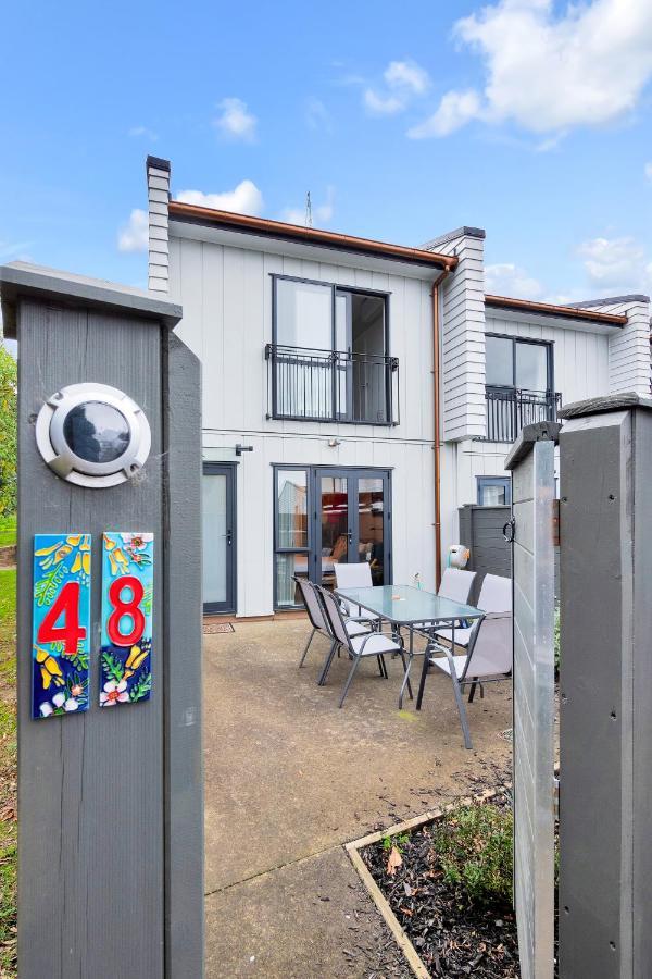 Greenwich Townhouse With Parking And Air-Con Auckland Esterno foto