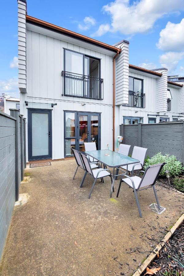 Greenwich Townhouse With Parking And Air-Con Auckland Esterno foto