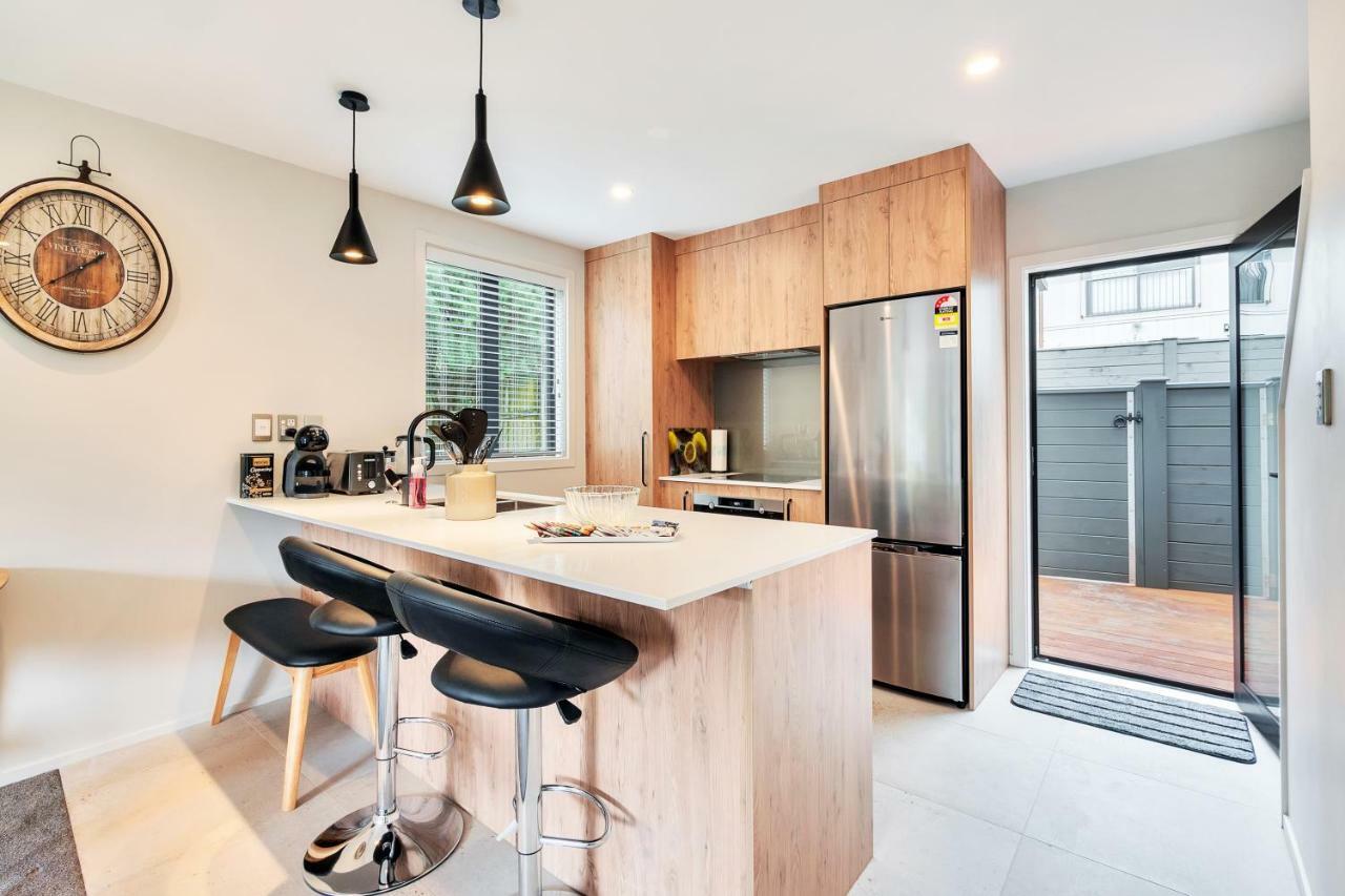 Greenwich Townhouse With Parking And Air-Con Auckland Esterno foto