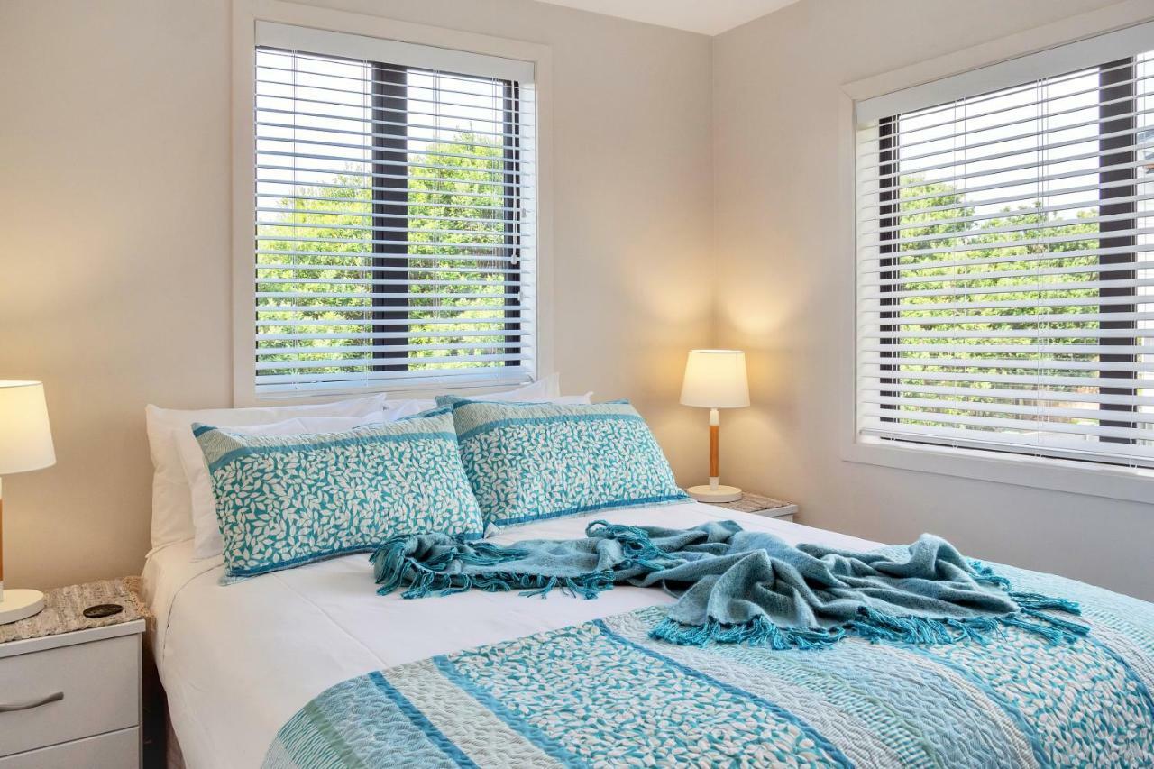 Greenwich Townhouse With Parking And Air-Con Auckland Esterno foto