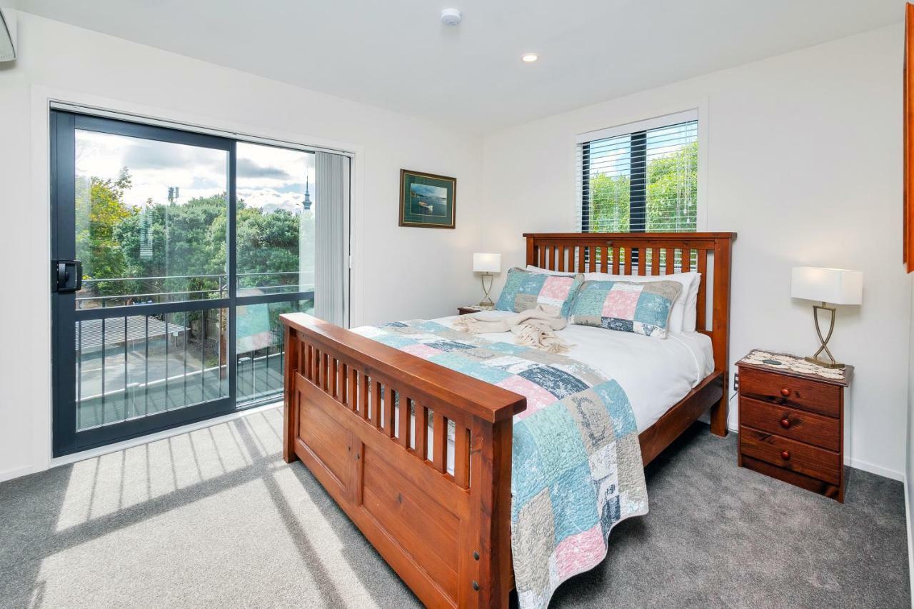 Greenwich Townhouse With Parking And Air-Con Auckland Esterno foto