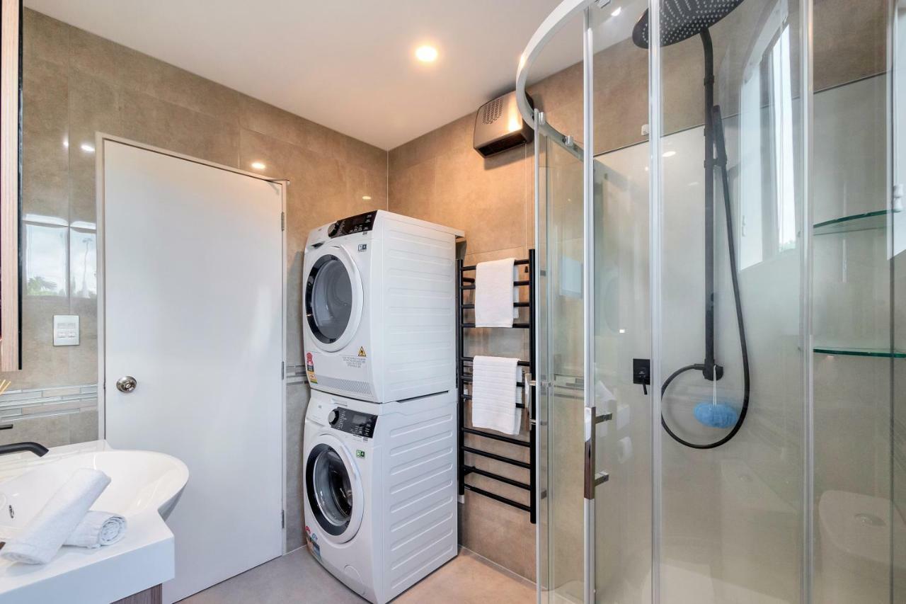 Greenwich Townhouse With Parking And Air-Con Auckland Esterno foto