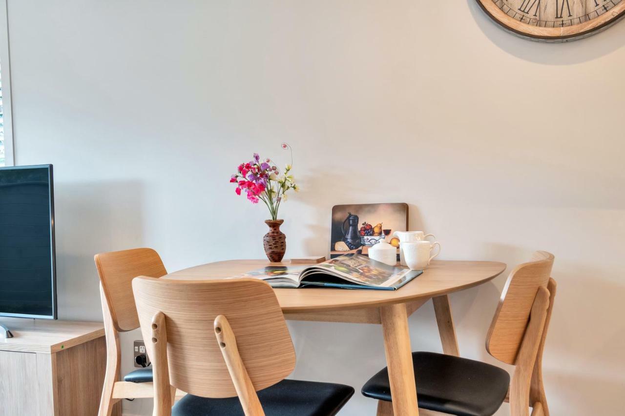 Greenwich Townhouse With Parking And Air-Con Auckland Esterno foto